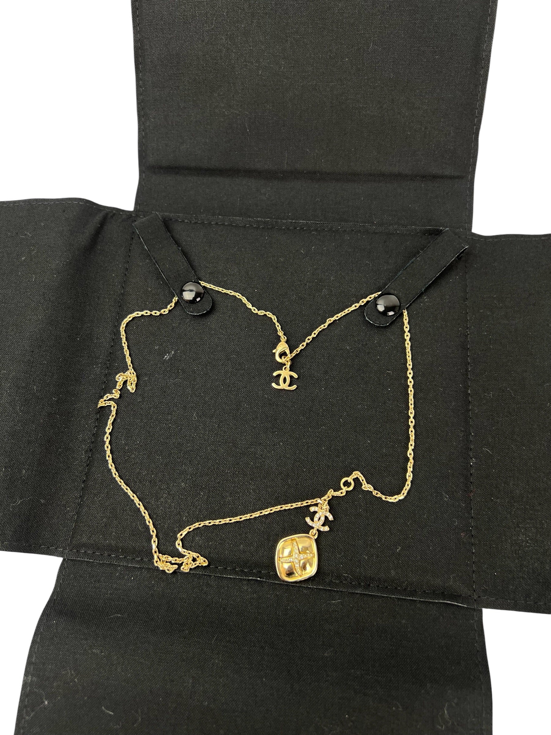 chanel-gold-tone-interlocking-cc-pendant-necklace-5