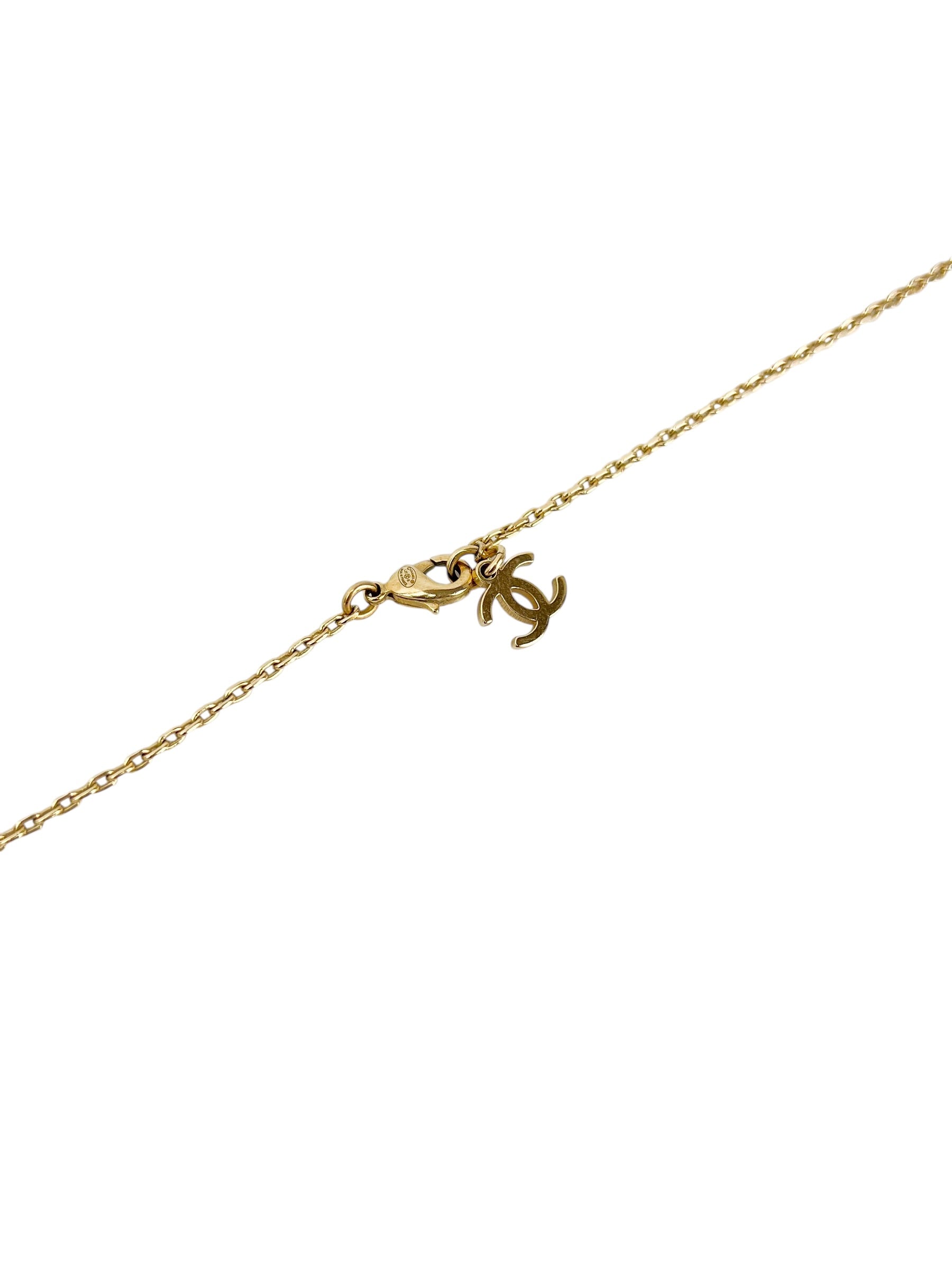 chanel-gold-tone-interlocking-cc-pendant-necklace-4