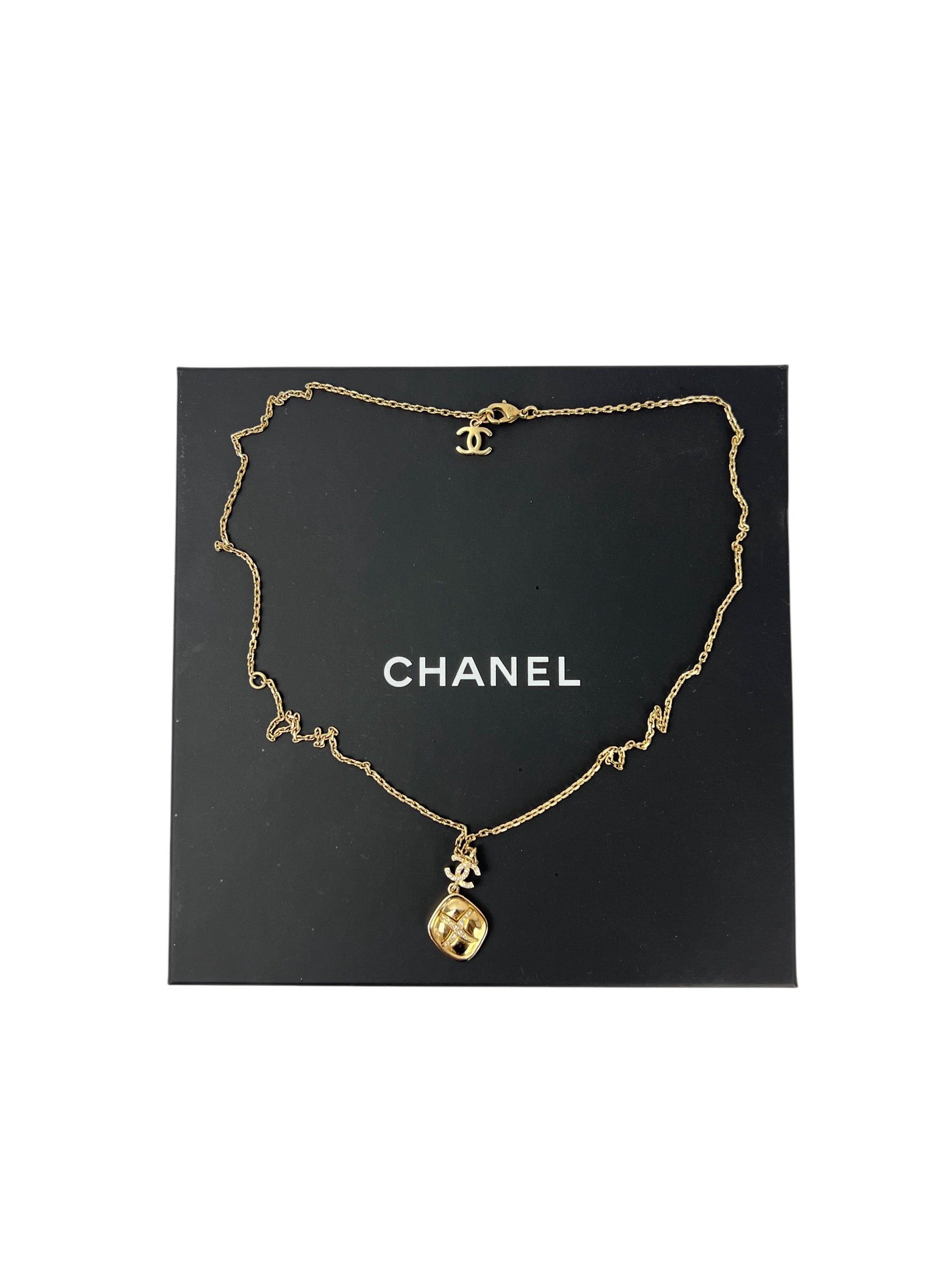 chanel-gold-tone-interlocking-cc-pendant-necklace-6