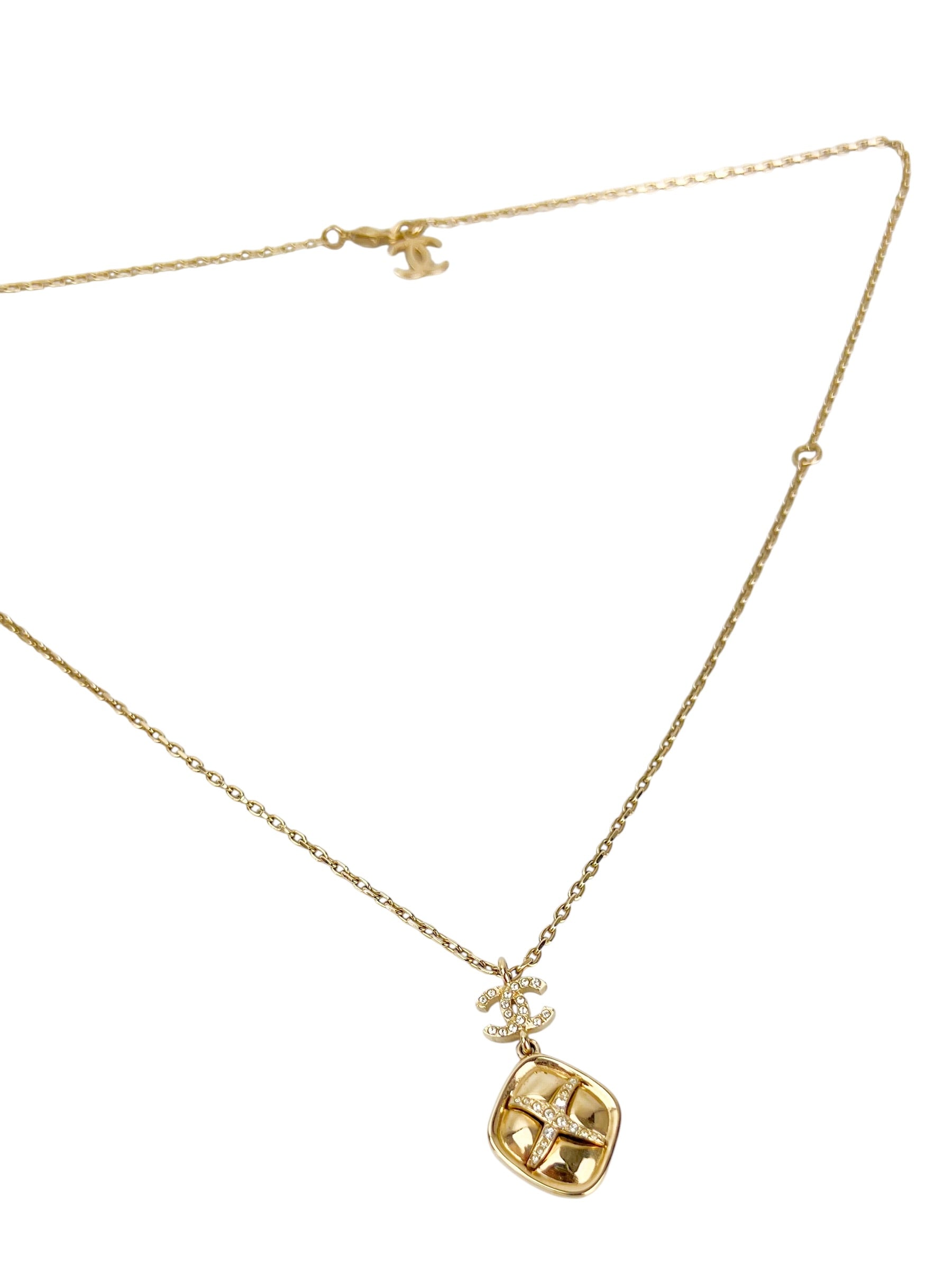 chanel-gold-tone-interlocking-cc-pendant-necklace-3