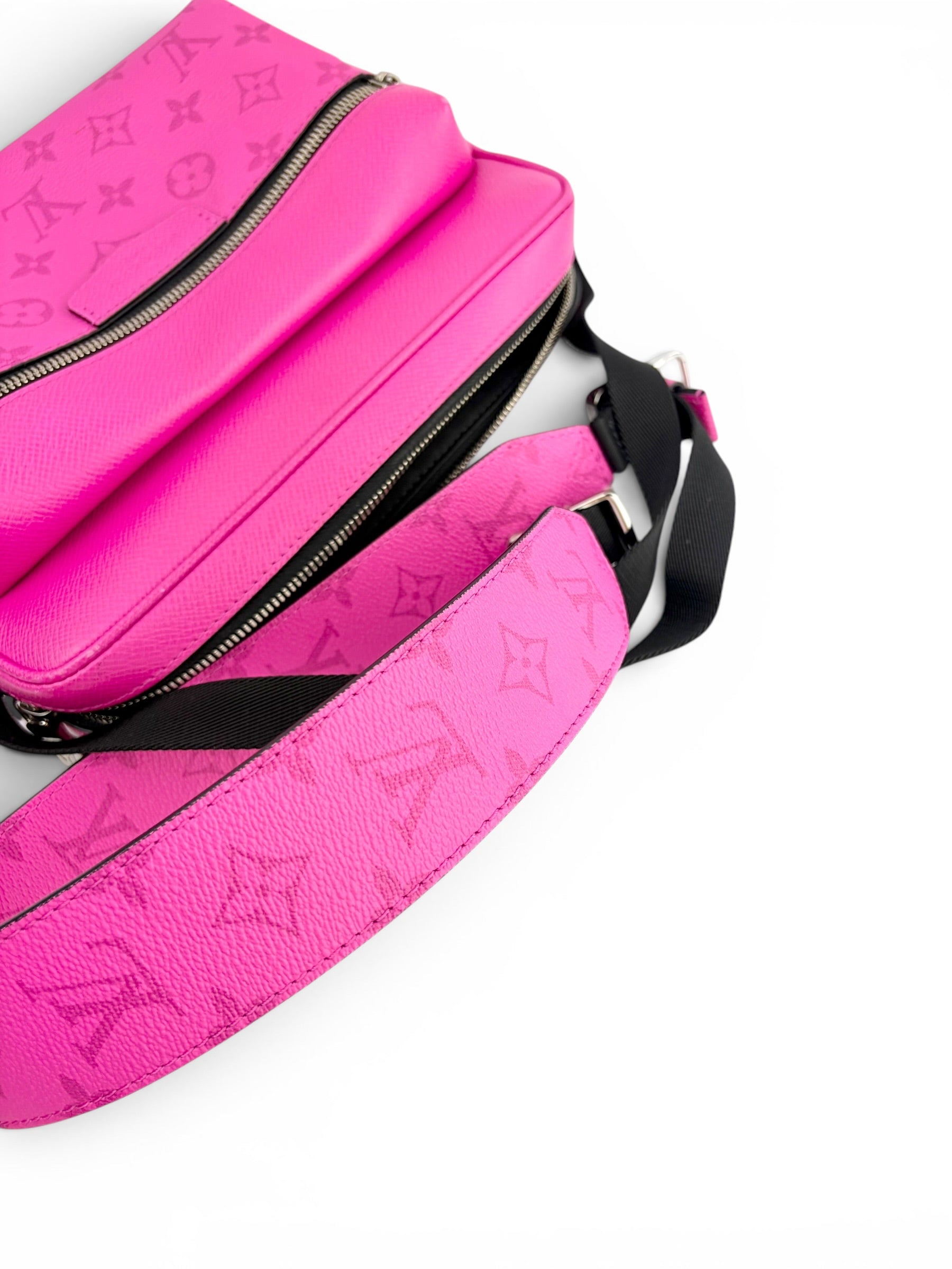louis-vuitton-pink-monogram-taigarama-crossbody--6