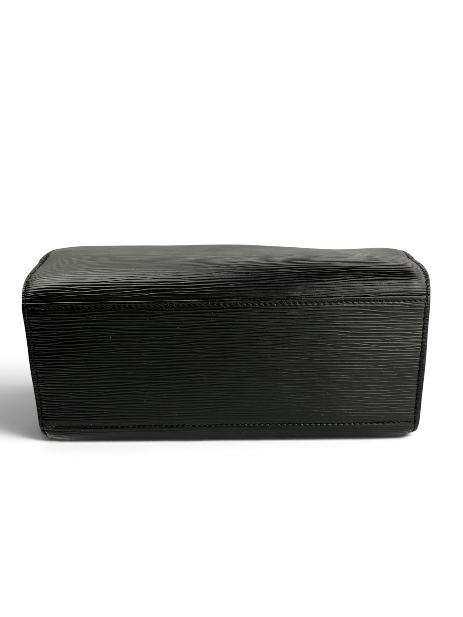 louis-vuitton-vintage-black-epi-pont-neuf--5