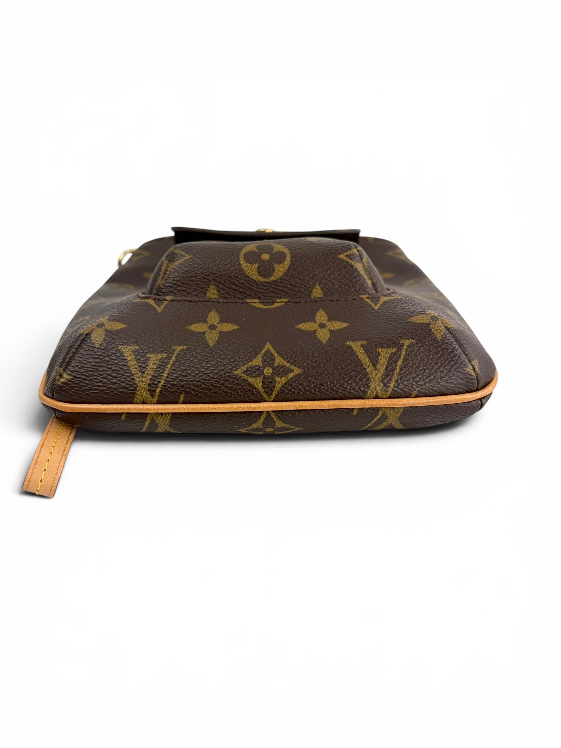 louis-vuitton-vintage-monogram-partition-wristlet-5