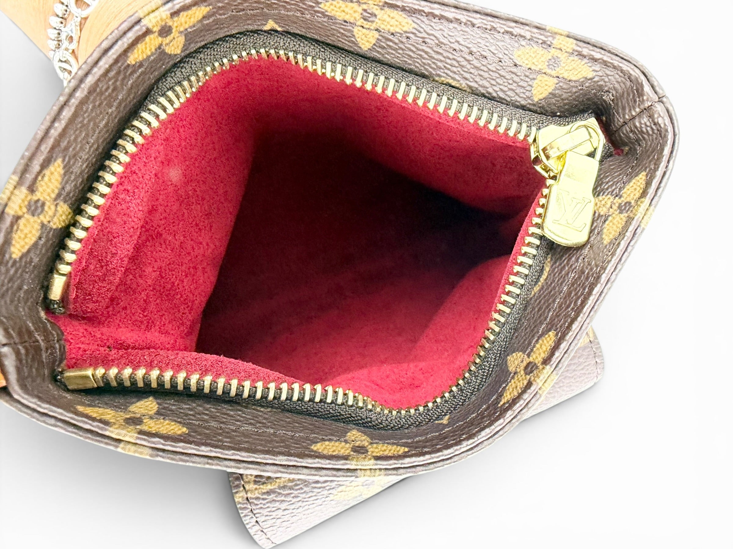 louis-vuitton-vintage-monogram-partition-wristlet-6