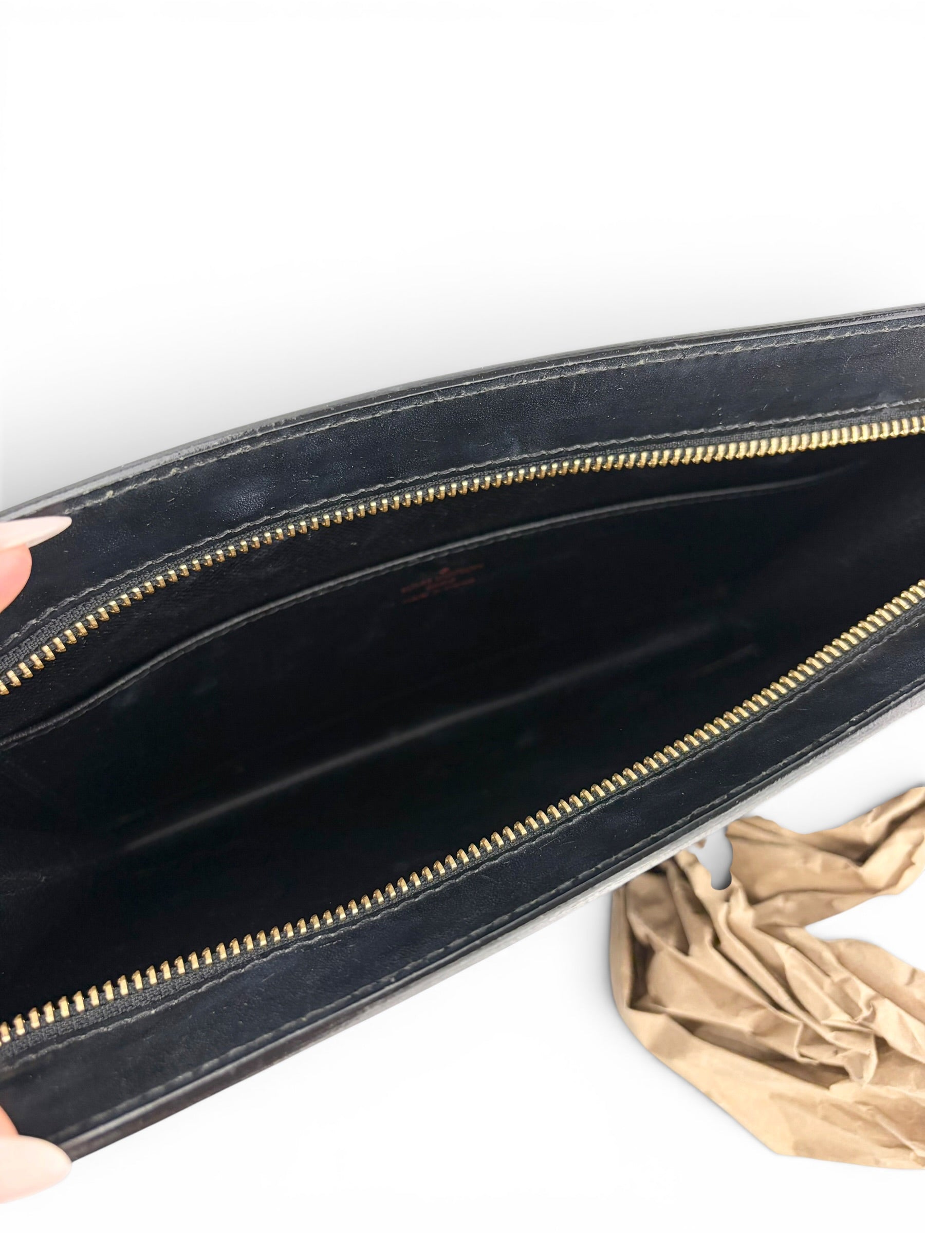 louis-vuitton-black-epi-vintage-zip-top-clutch--9