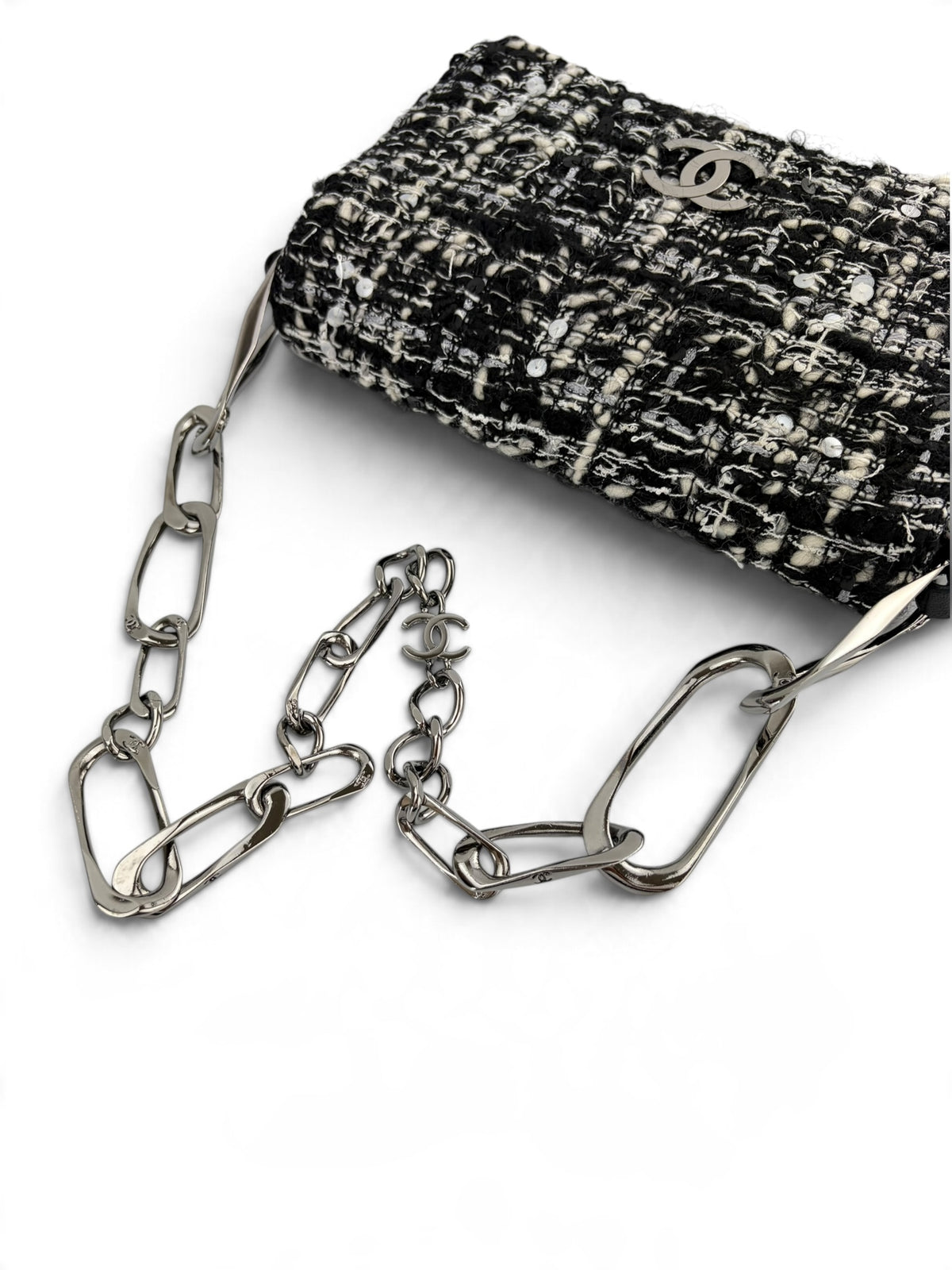chanel-black---white-tweed-shoulder-bag-4