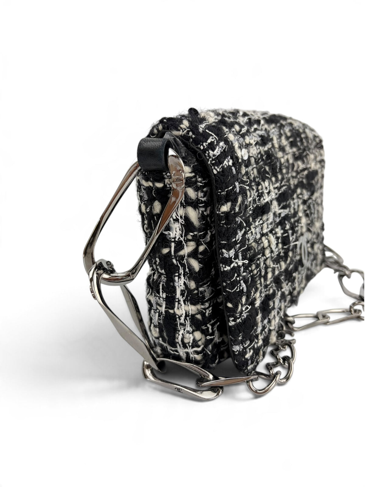 chanel-black---white-tweed-shoulder-bag-2