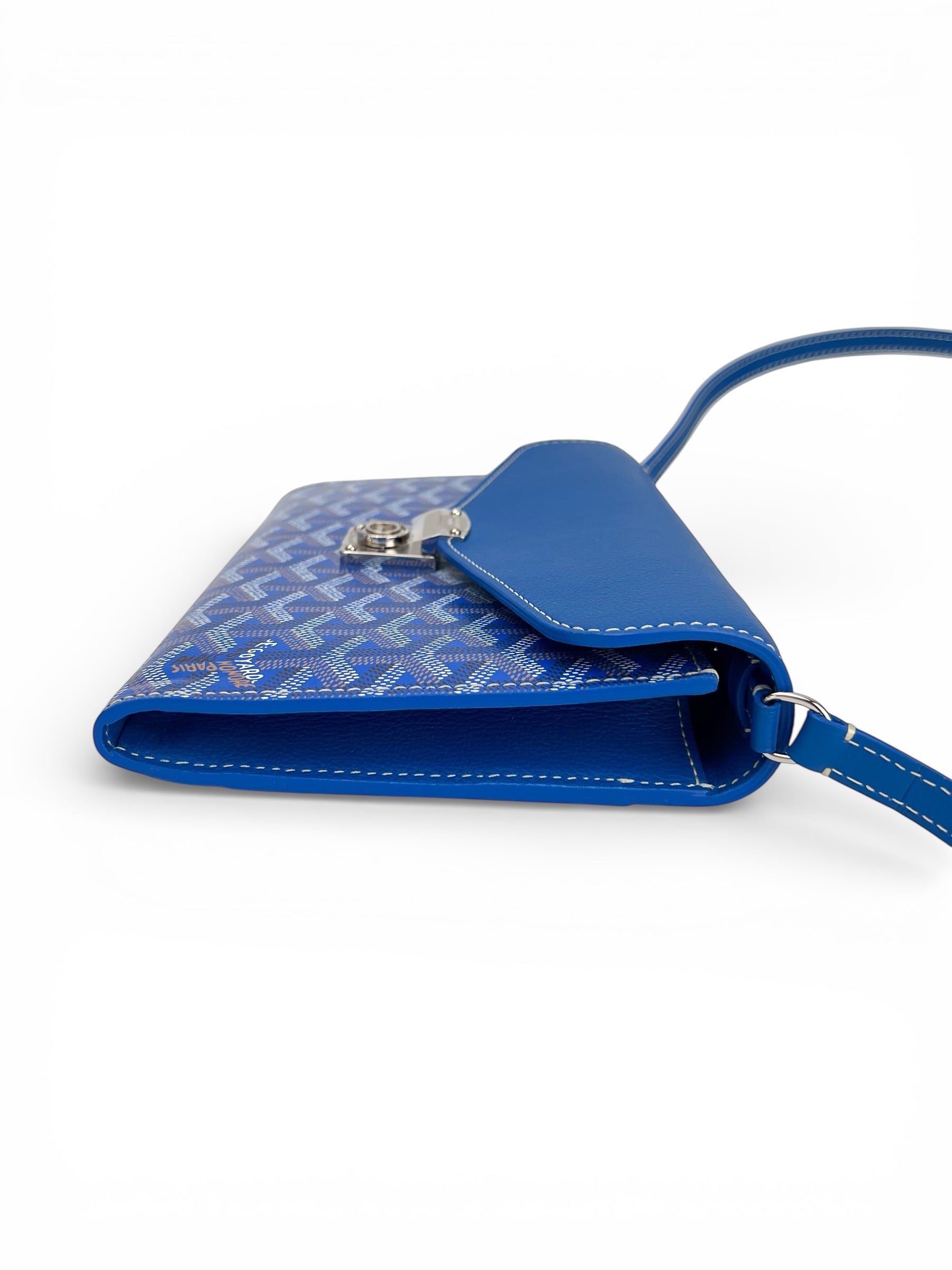 goyard-blue-chypre-wallet-on-chain-3