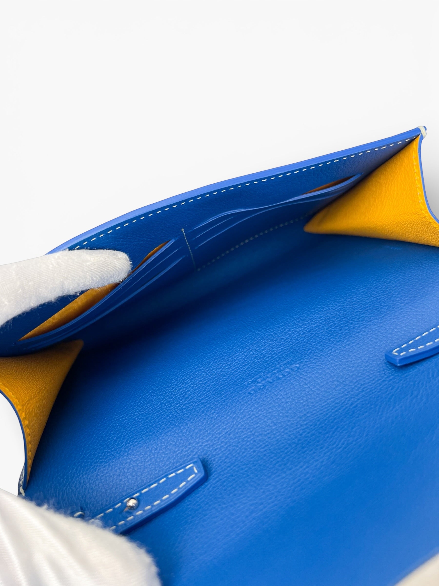 goyard-blue-chypre-wallet-on-chain-8