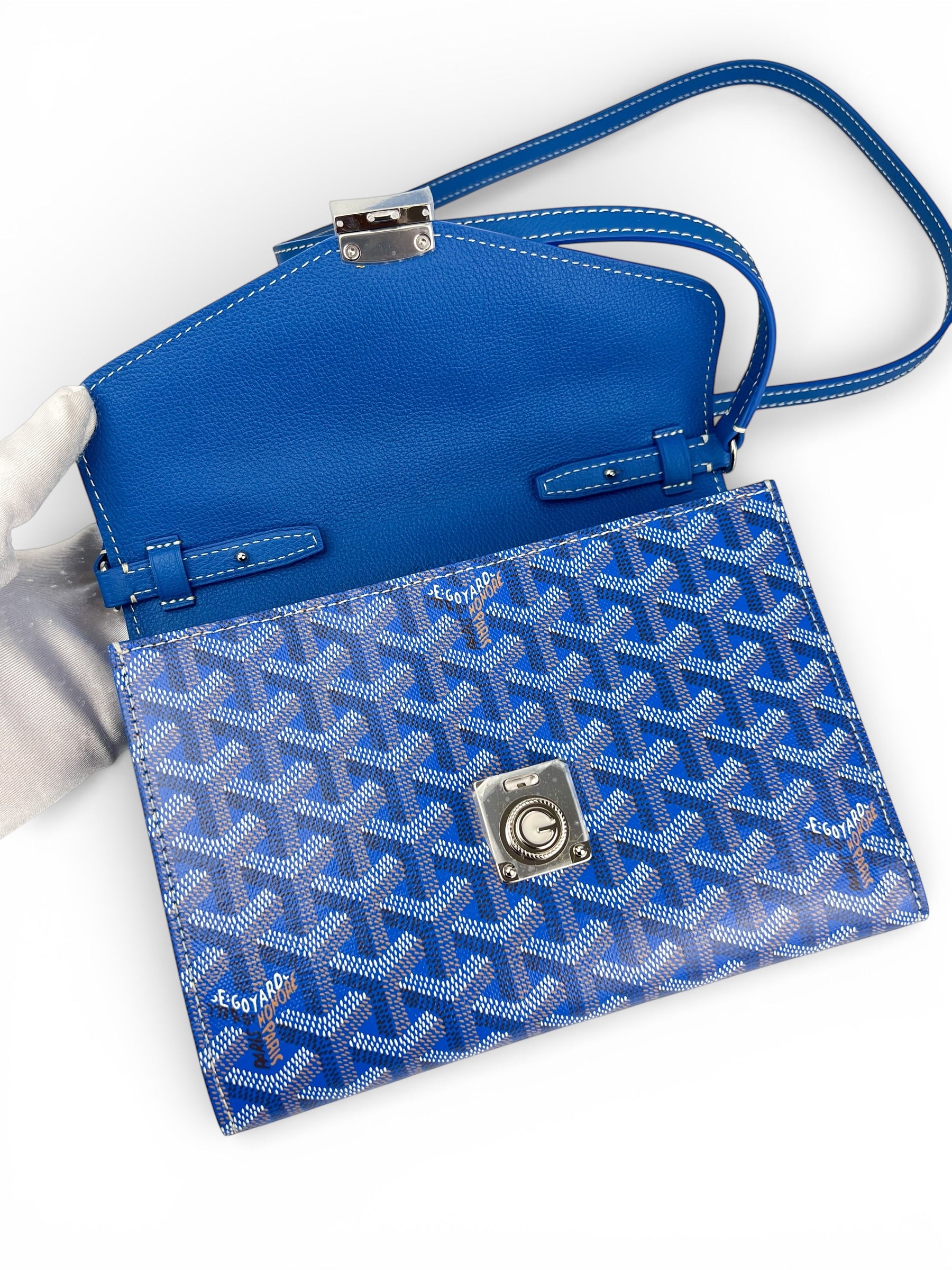 goyard-blue-chypre-wallet-on-chain-7