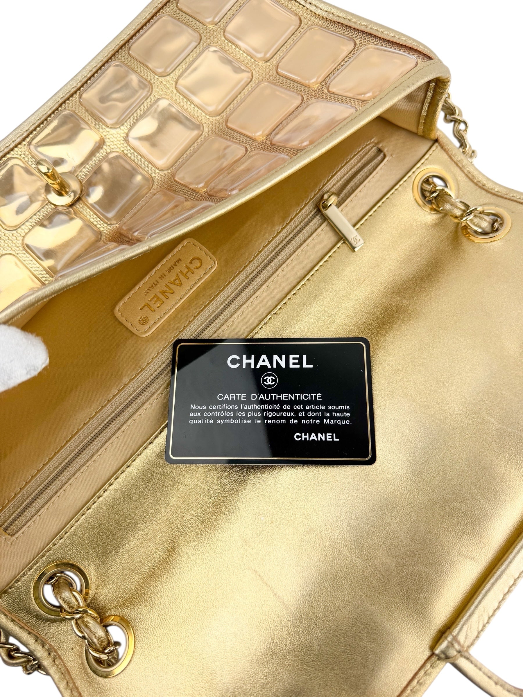 ice-cube-flap-bag-quilted-vinyl-14