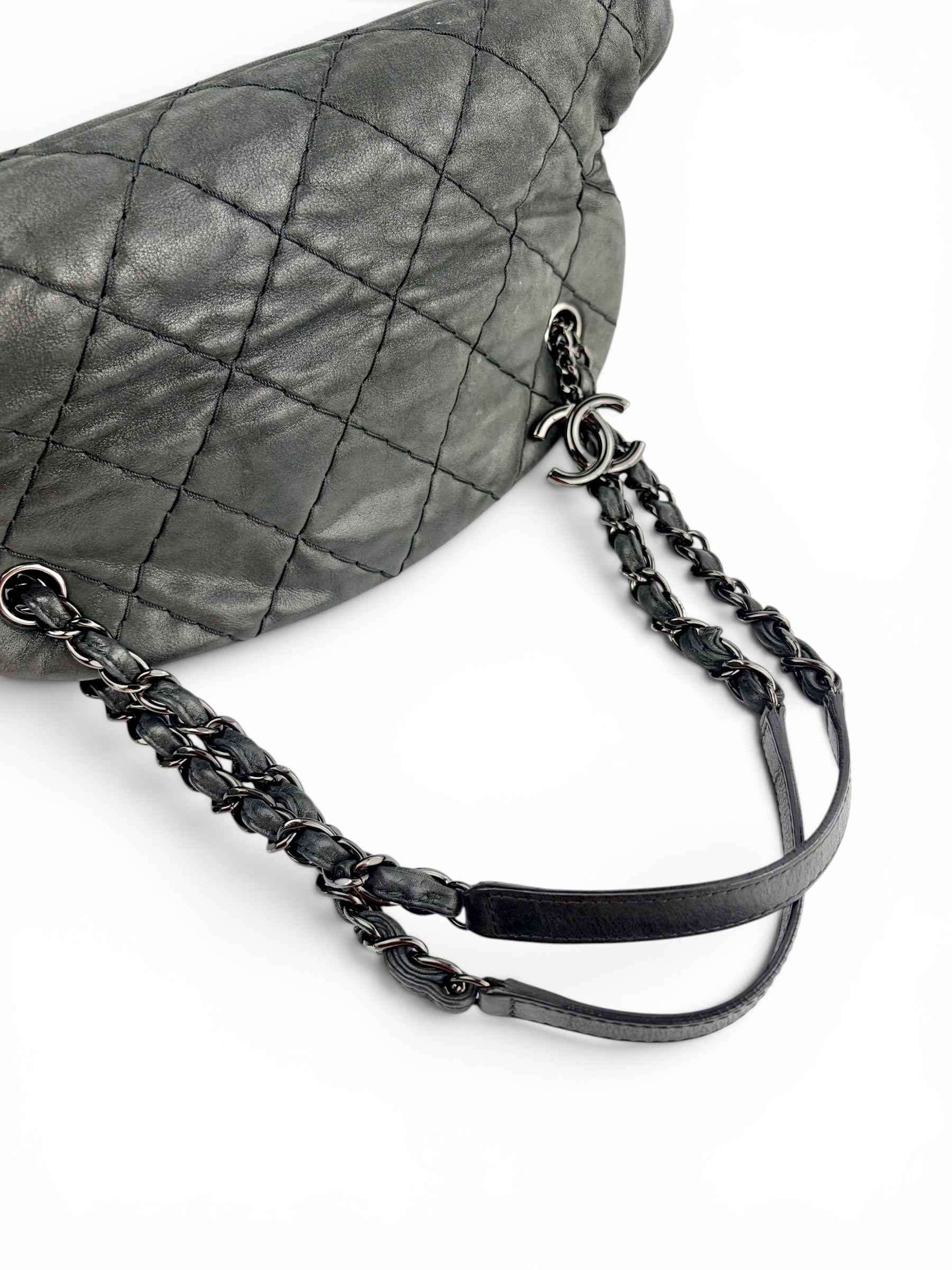 chanel-mademoiselle-east-west-iridescent-coated-sheen-black-hardware--4