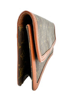 Louis Vuitton Monogram Coated Canvas Dame GM Clutch