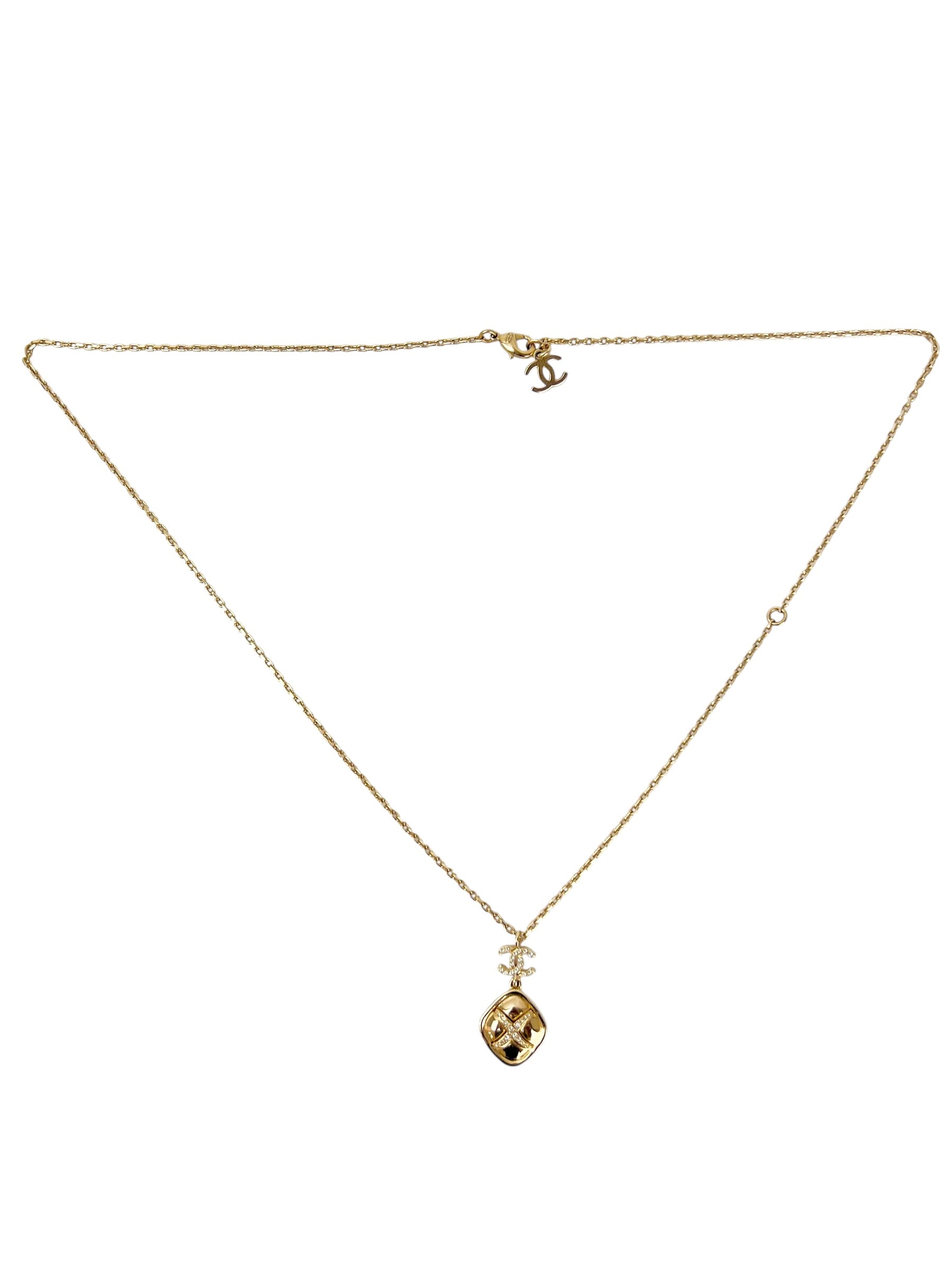 chanel-gold-tone-interlocking-cc-pendant-necklace-0