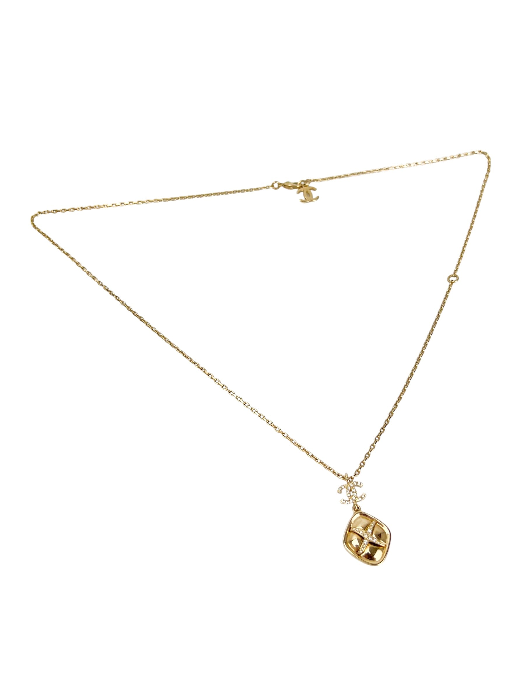 chanel-gold-tone-interlocking-cc-pendant-necklace-1