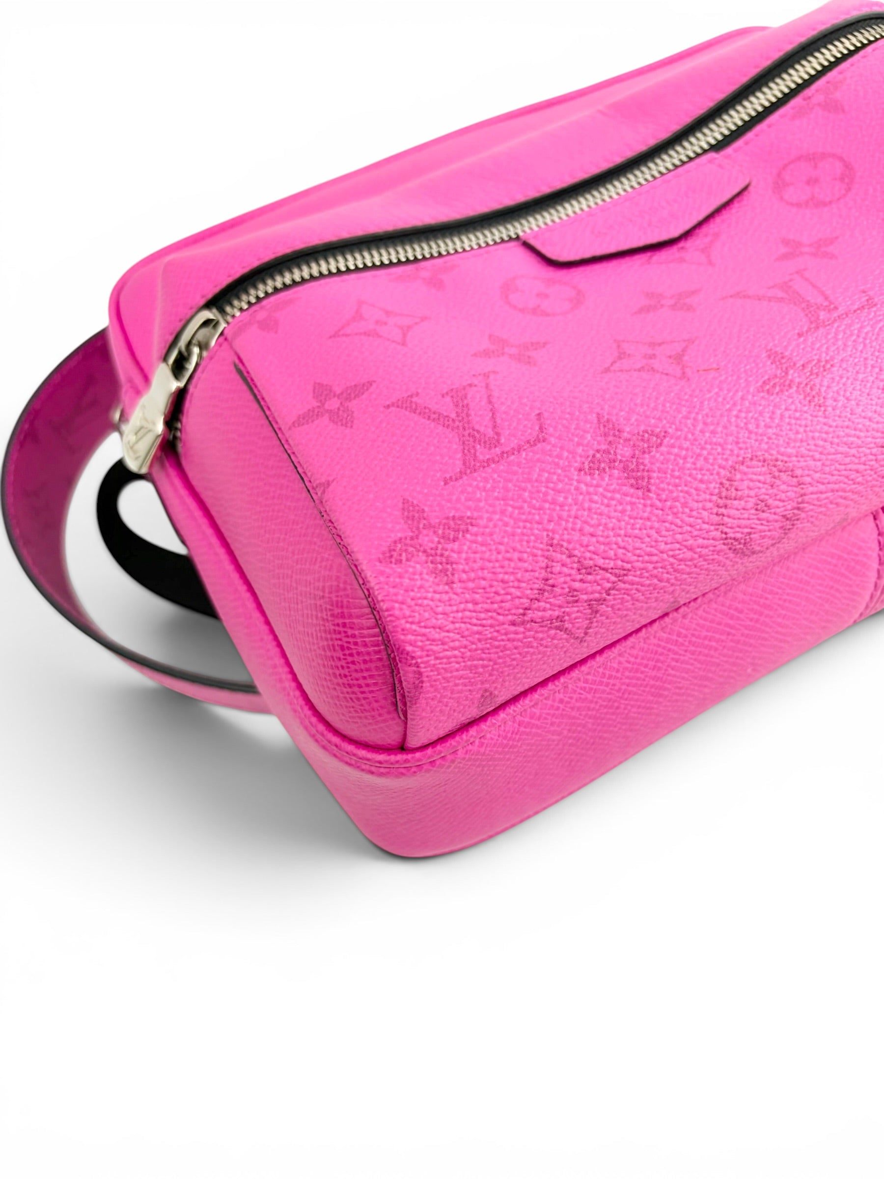louis-vuitton-pink-monogram-taigarama-crossbody--8