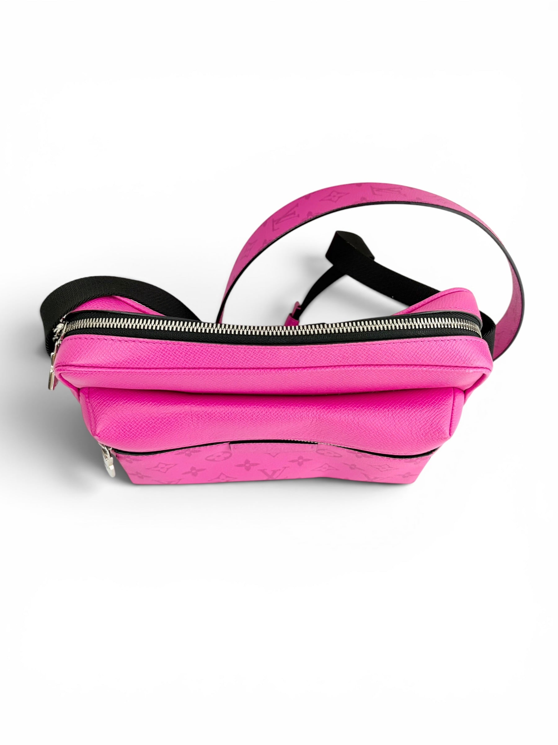 louis-vuitton-pink-monogram-taigarama-crossbody--5