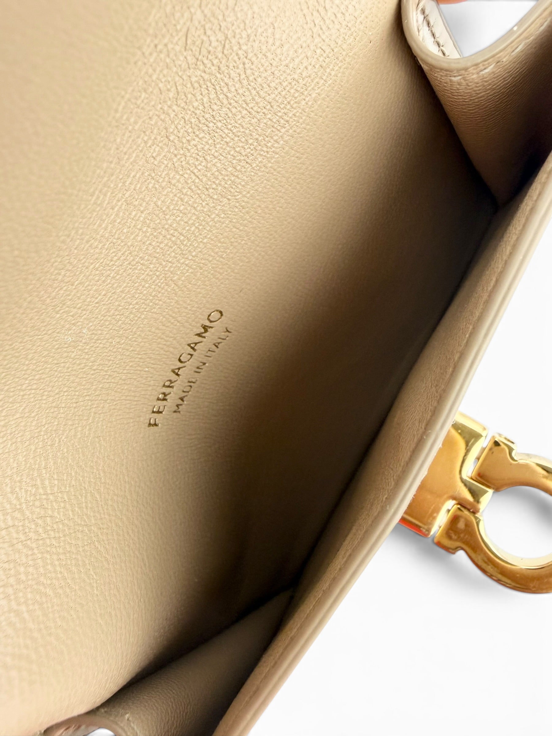 ferragamo-beige-calfskin-card-holder--6