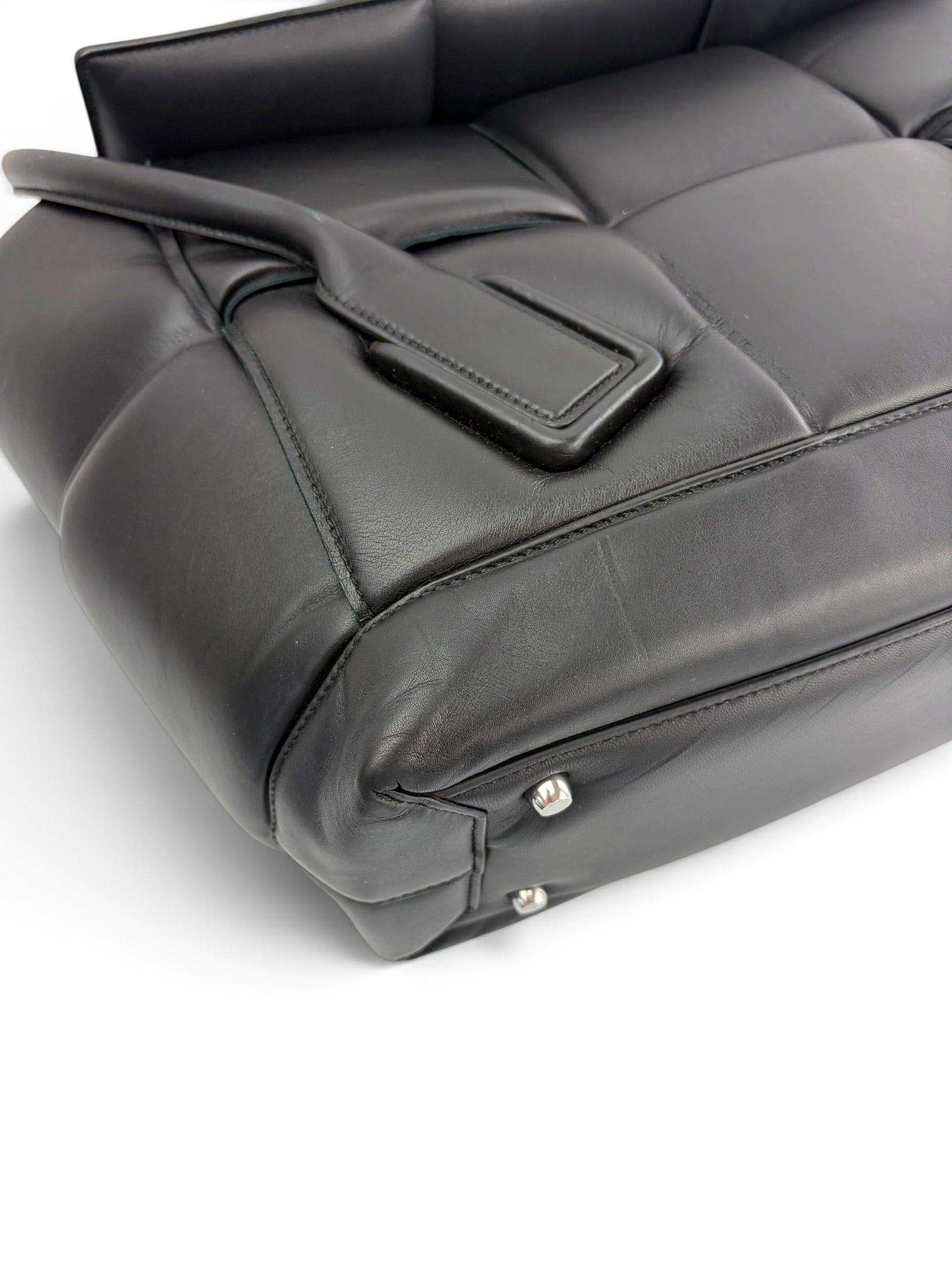 bottega-veneta-padded-black-maxi-large-arco-tote-7