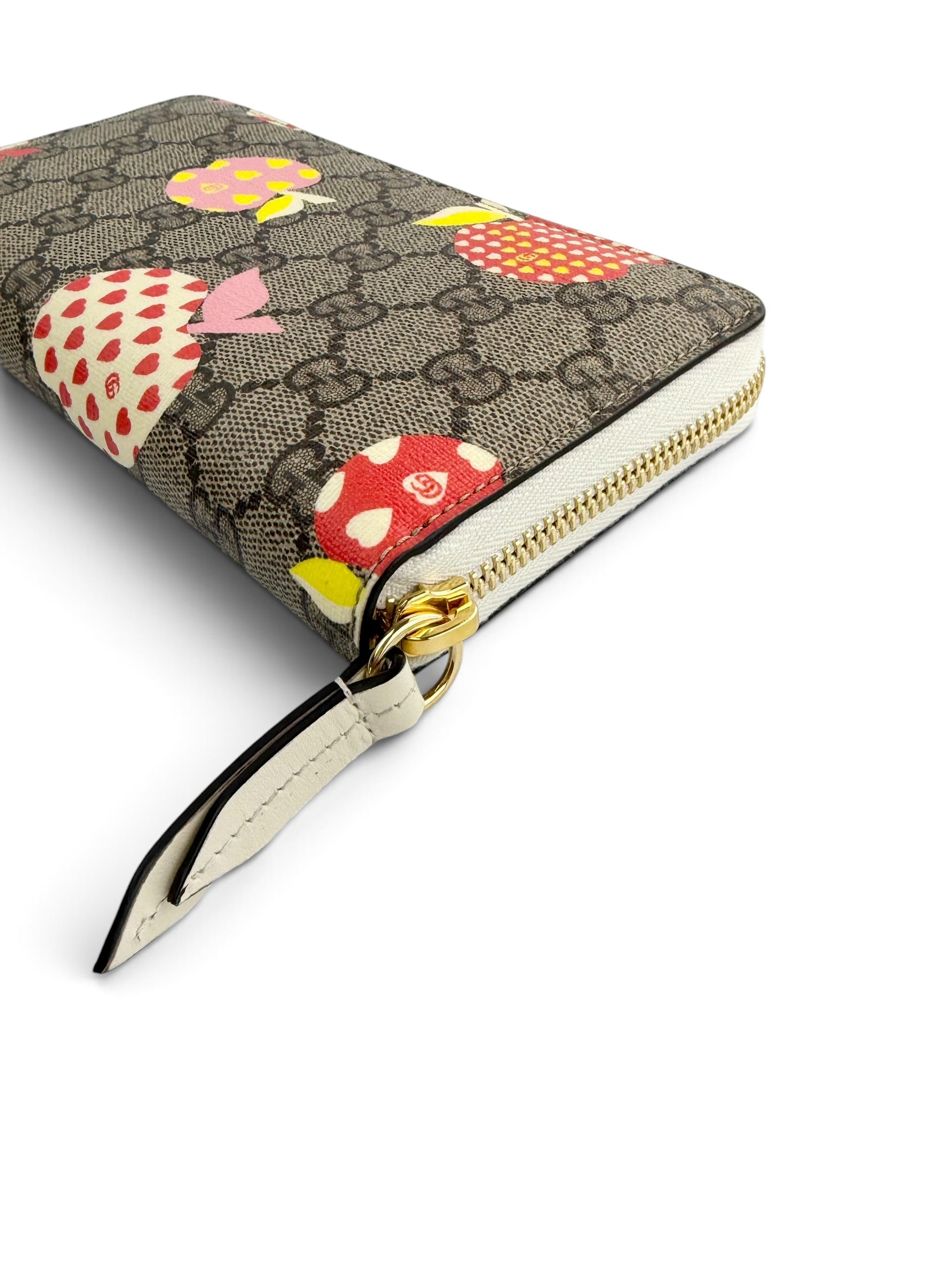 gucci-supreme-canvas-les-pommes-zippy-wallet-4