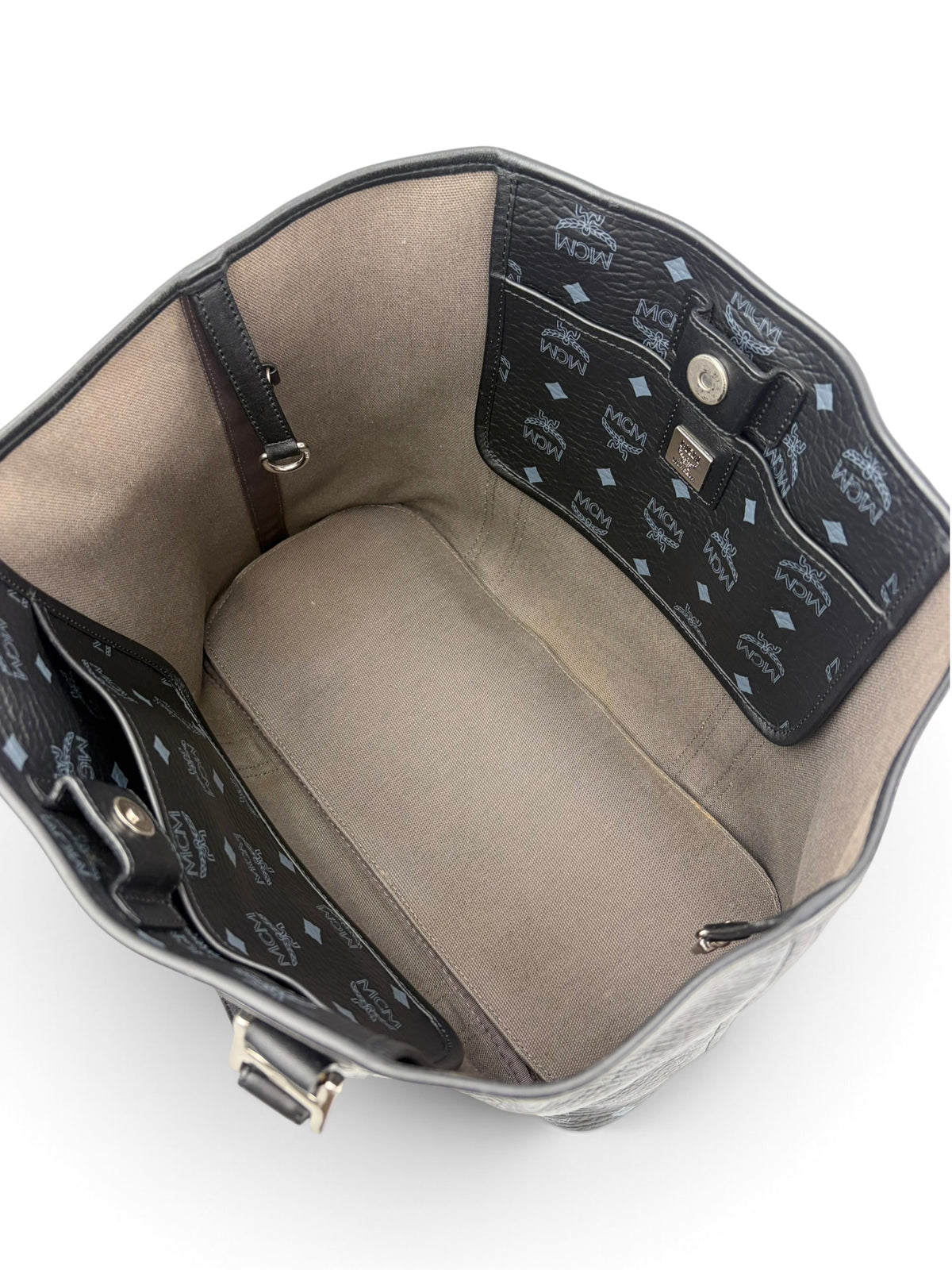 mcm-black-visetos-tote-8