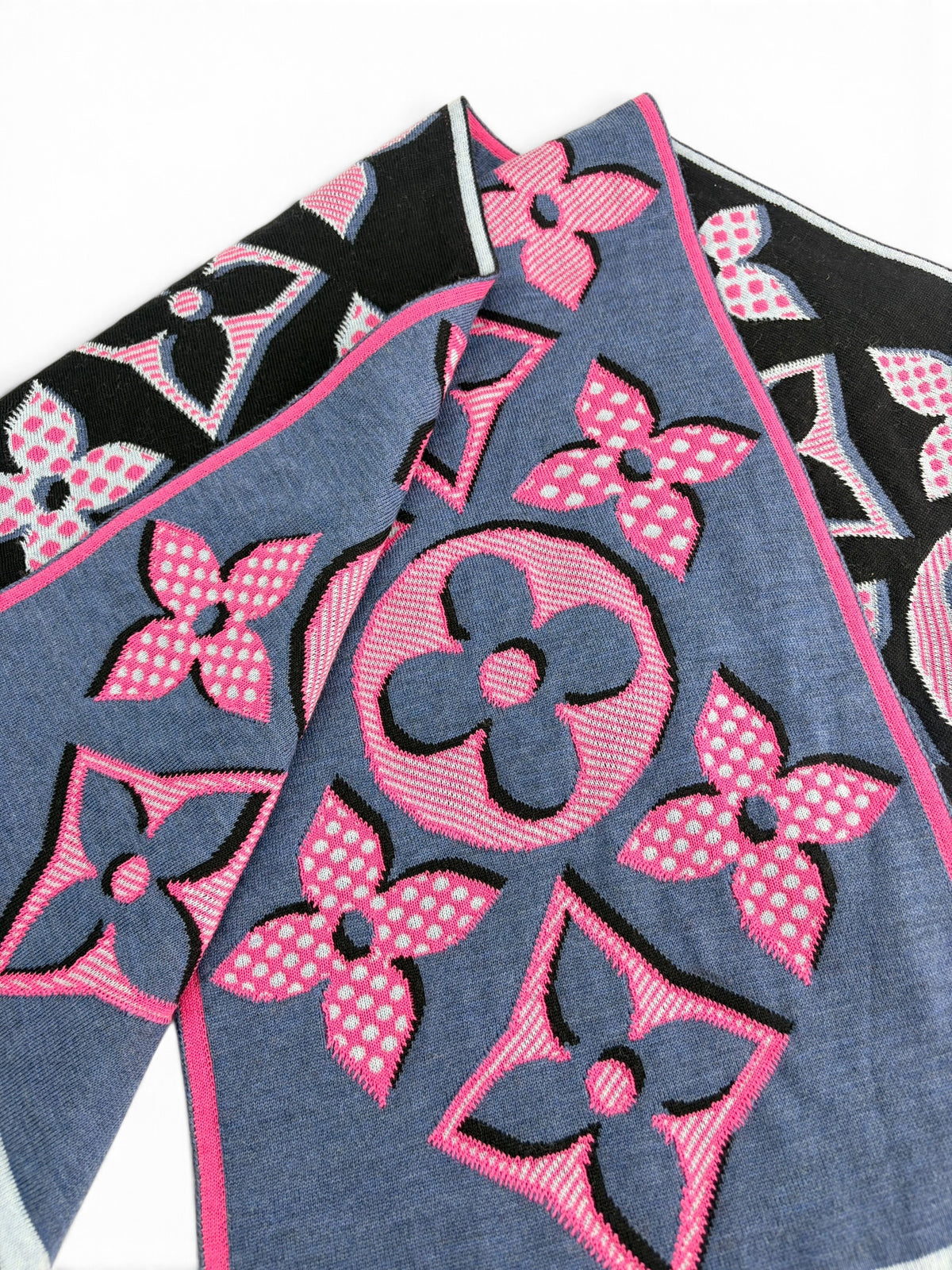 louis-vuitton-escale-giant-pop-monogram-scarf-1