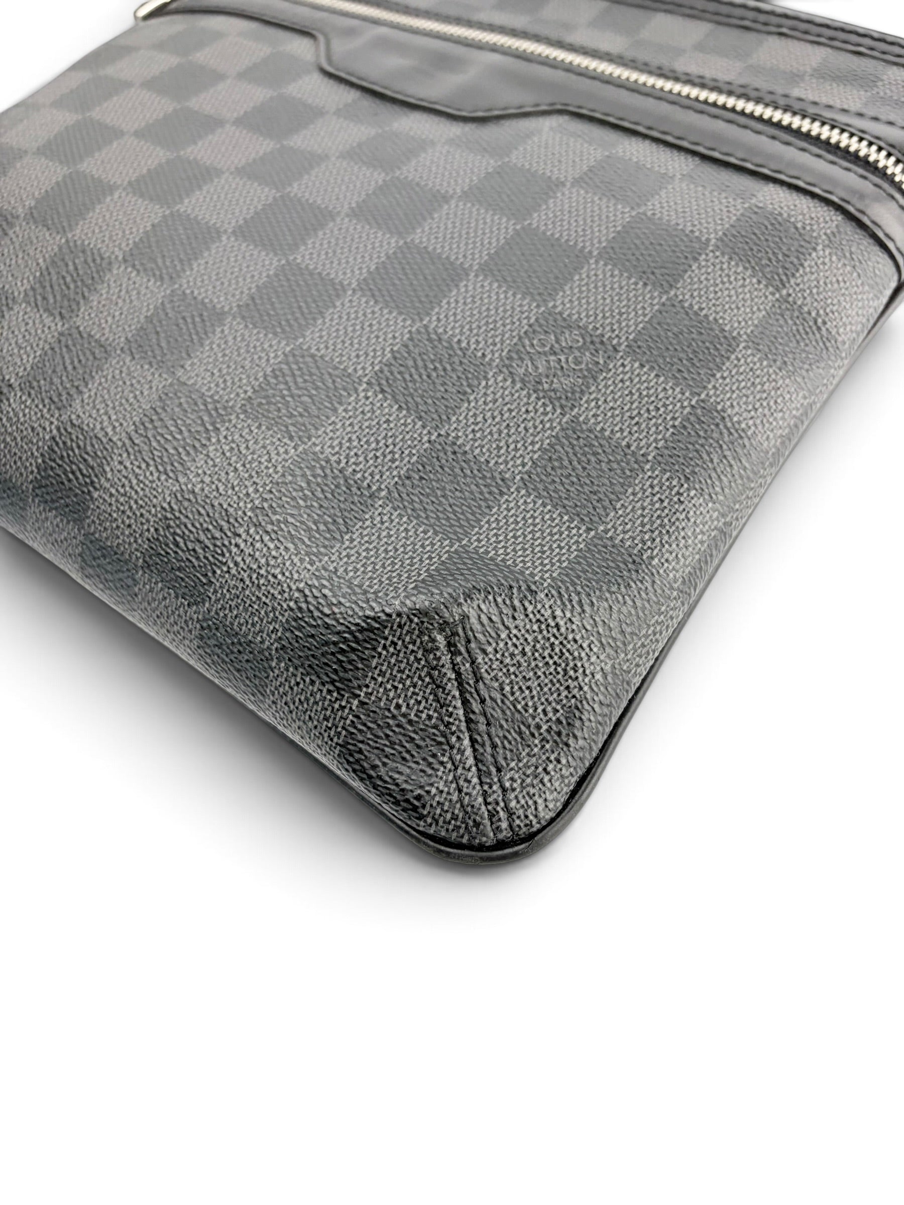 louis-vuitton-damier-graphite-thomas-messenger-bag-7