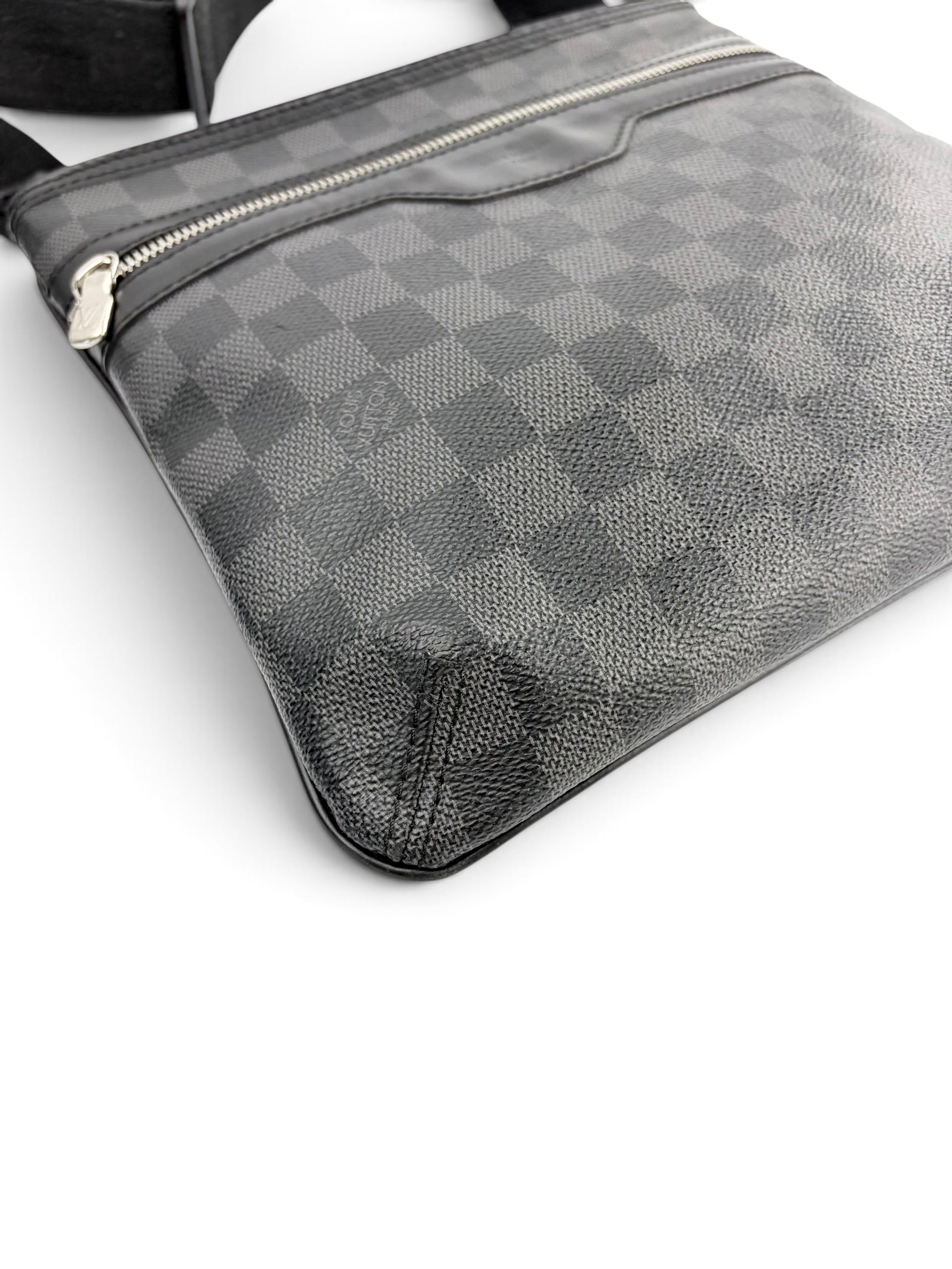 louis-vuitton-damier-graphite-thomas-messenger-bag-8