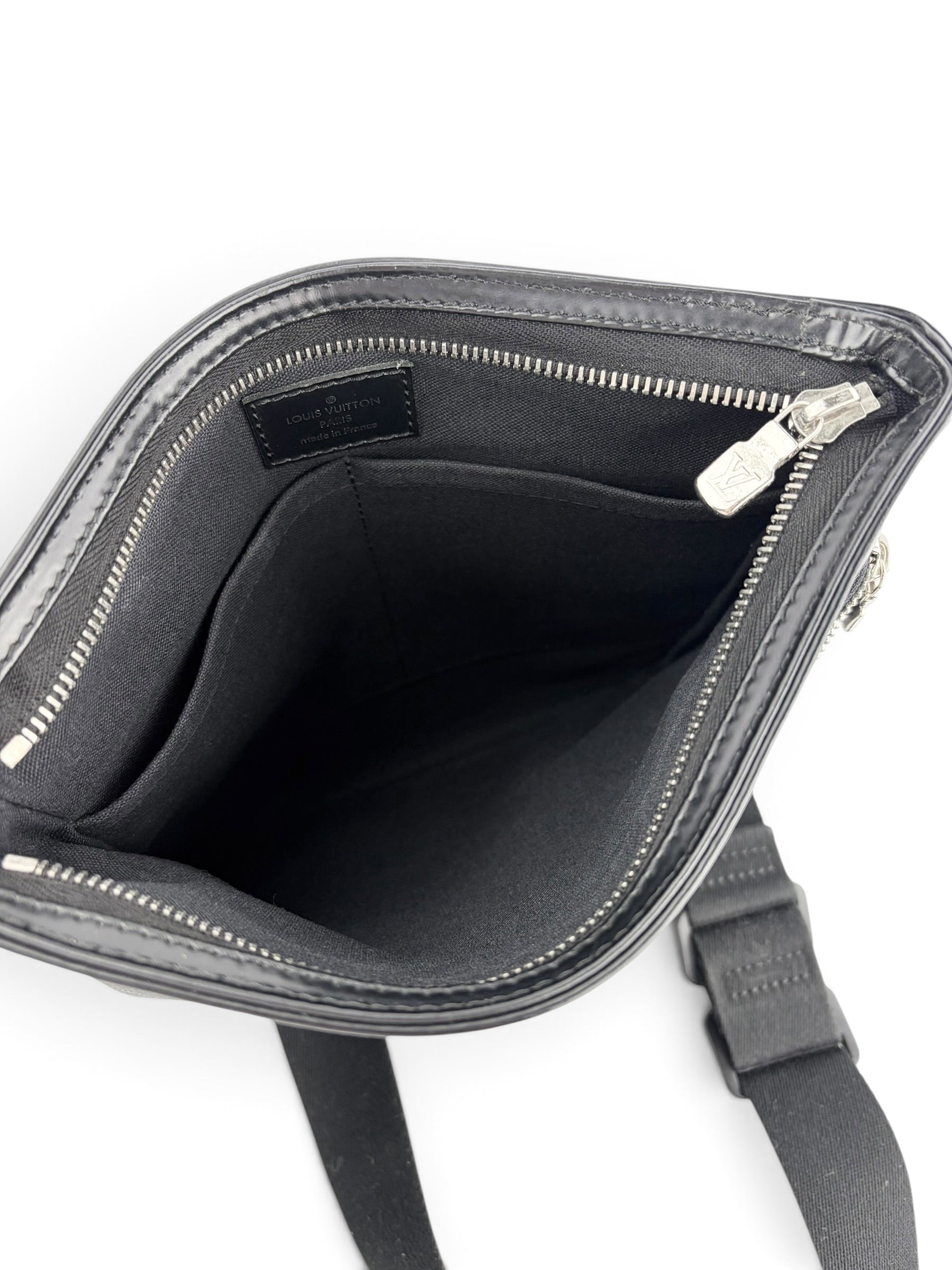 louis-vuitton-damier-graphite-thomas-messenger-bag-9
