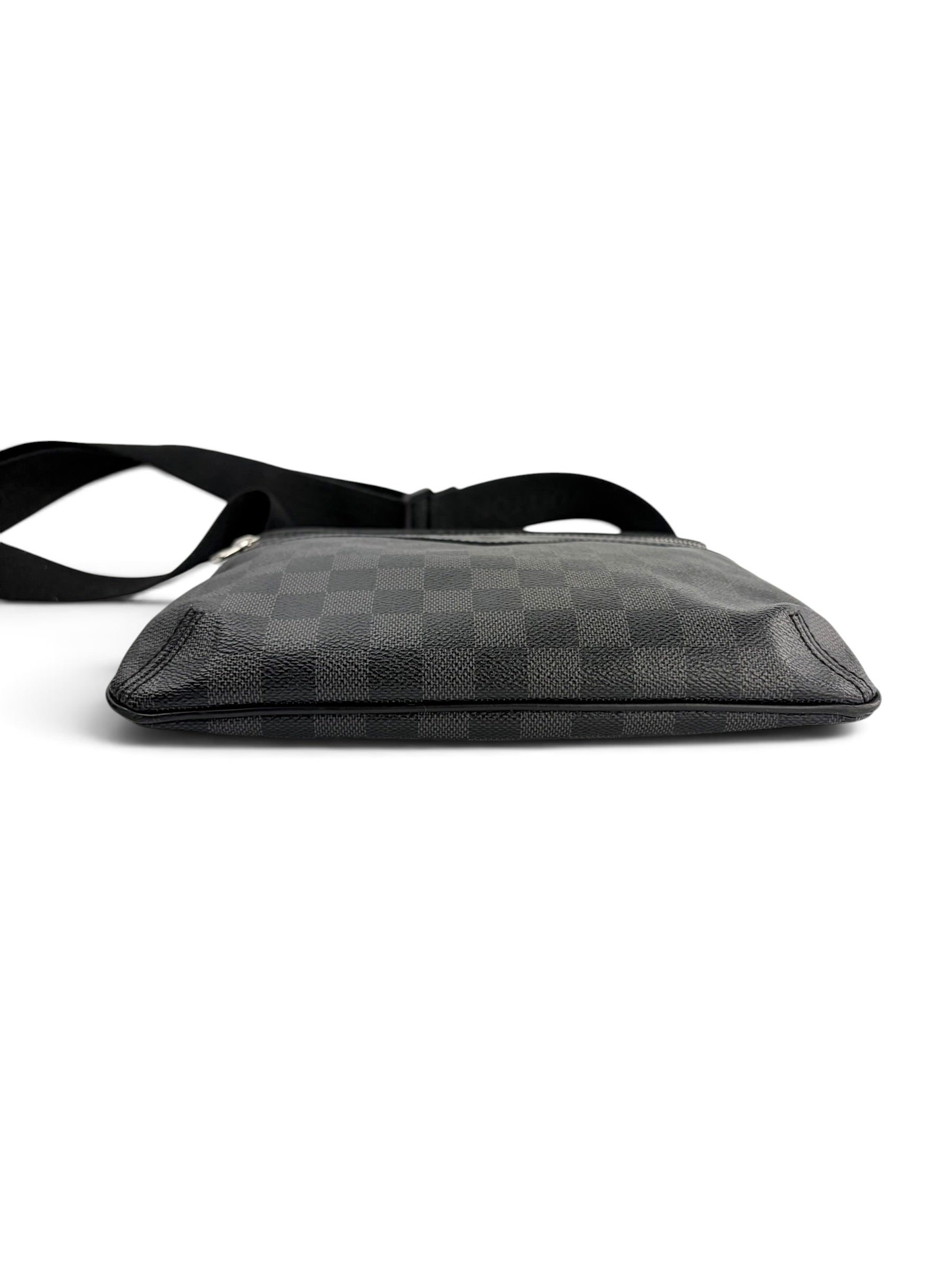 louis-vuitton-damier-graphite-thomas-messenger-bag-6