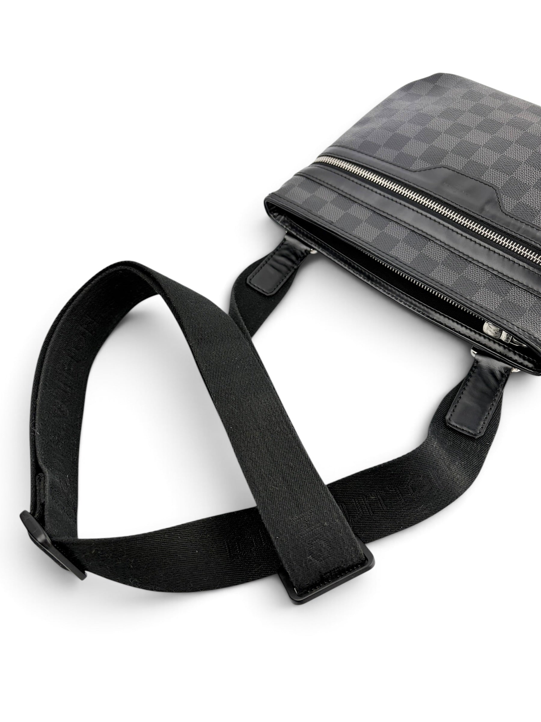 louis-vuitton-damier-graphite-thomas-messenger-bag-5