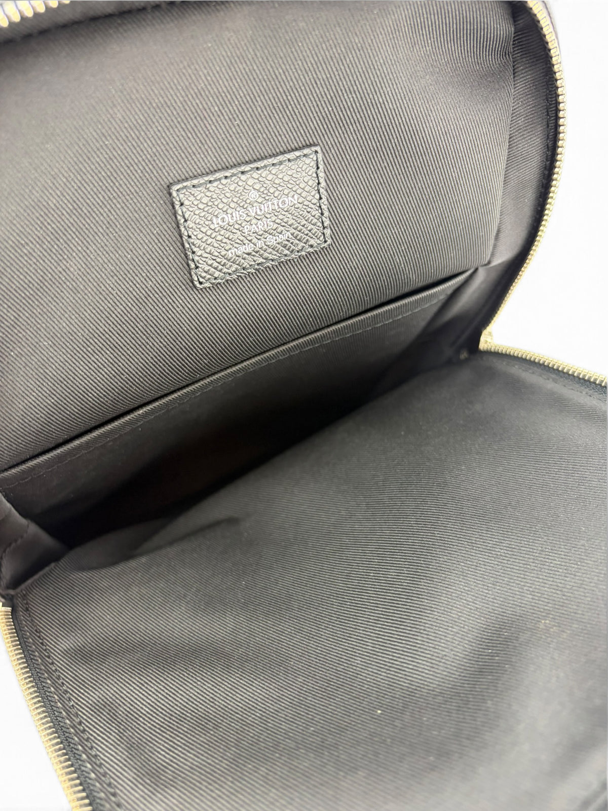 louis-vuitton-black-taiga-leather-sling-b-9