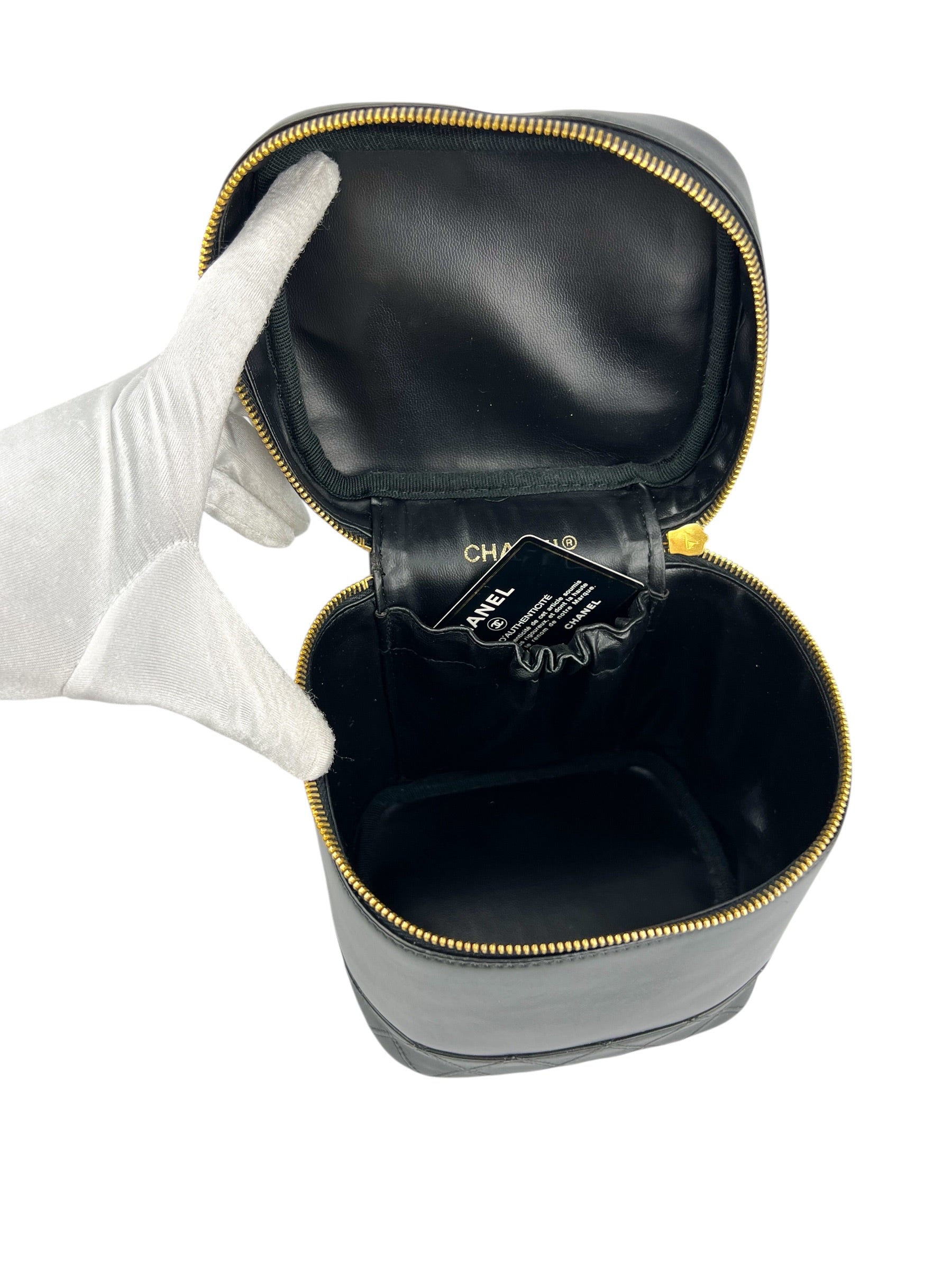 chanel-vintage-black-lambskin-vanity--8