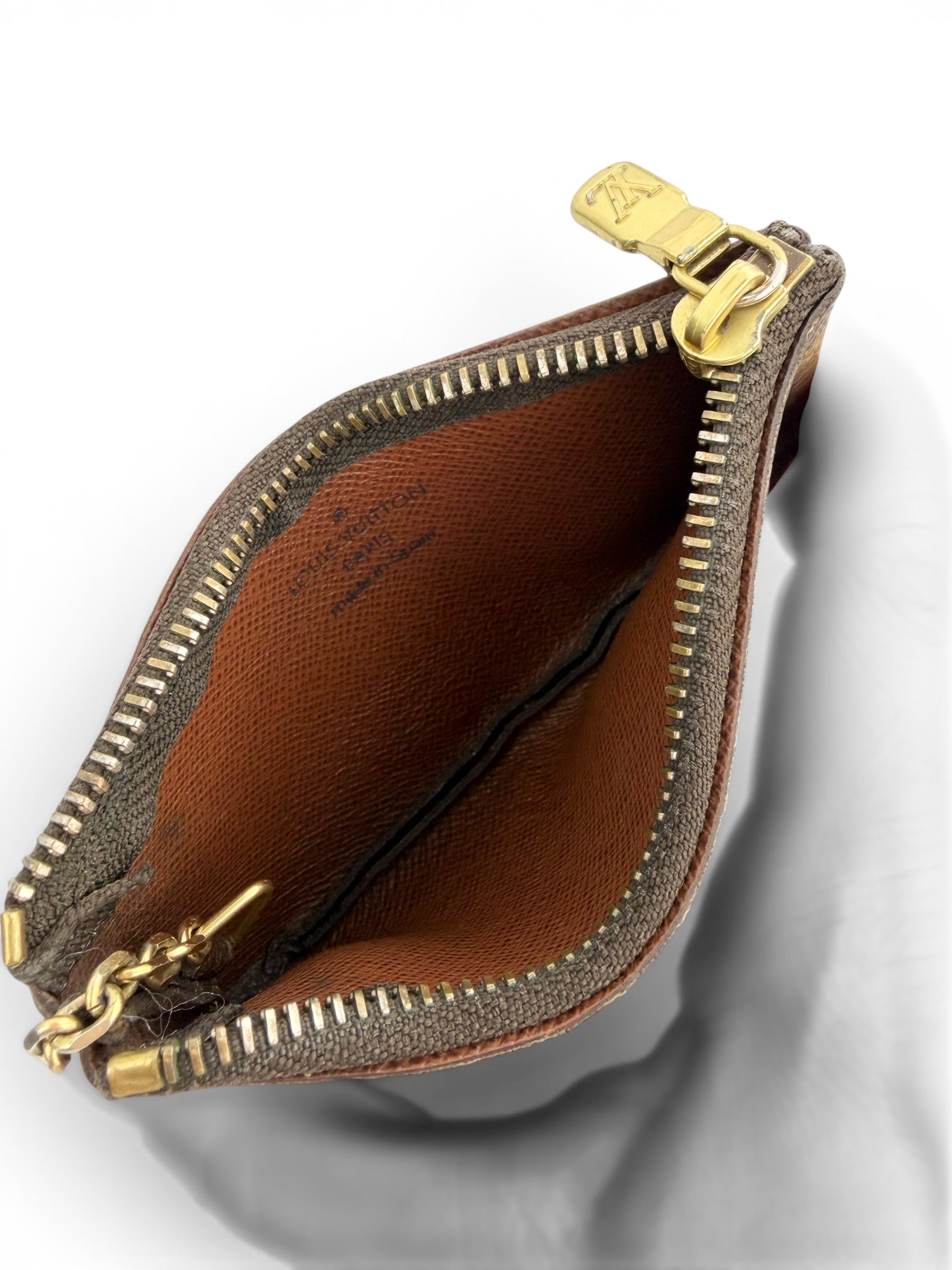 louis-vuitton-monogram-key-pouch--5
