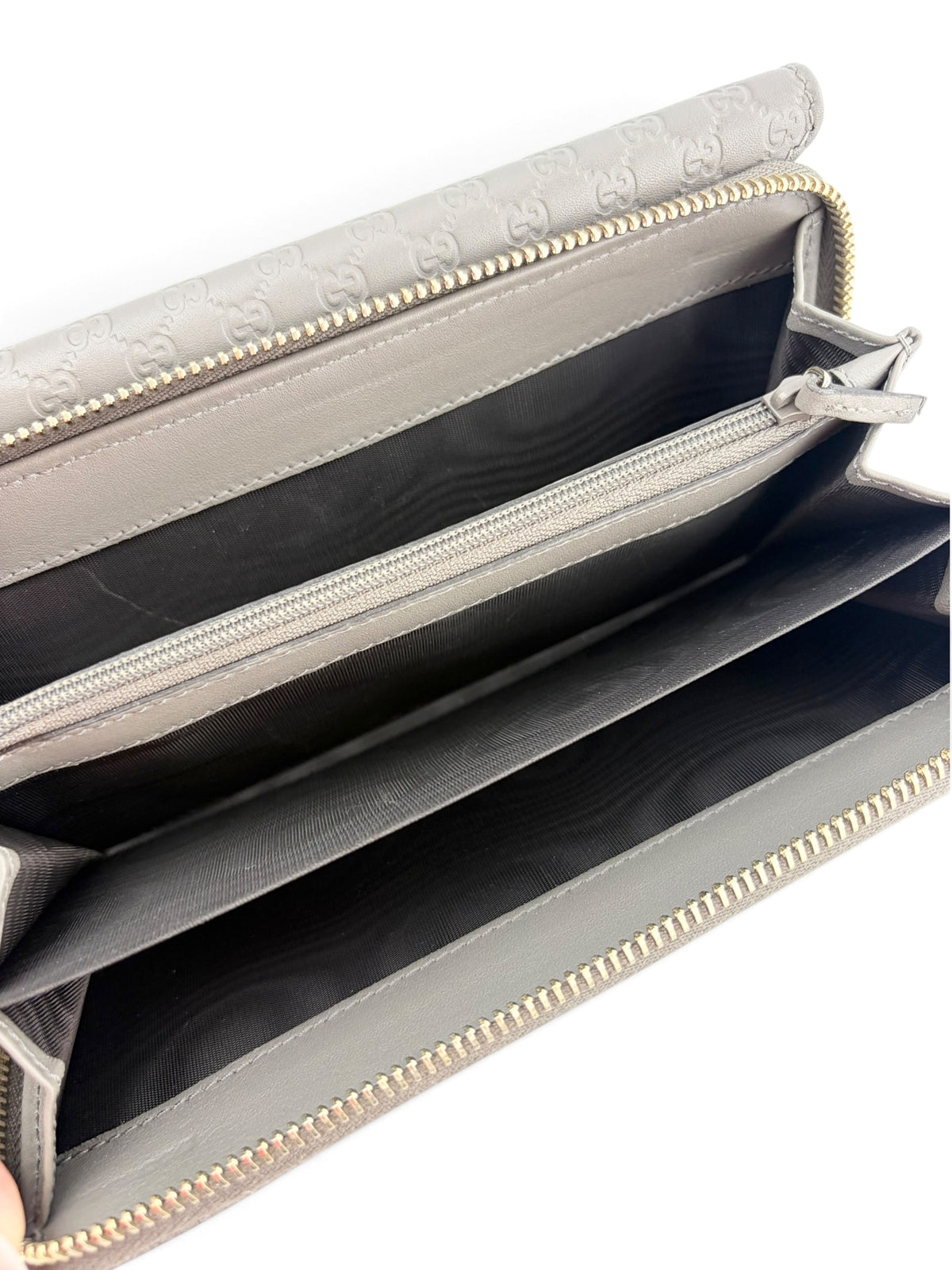 gucci-grey-embossed-monogram-wallet-6