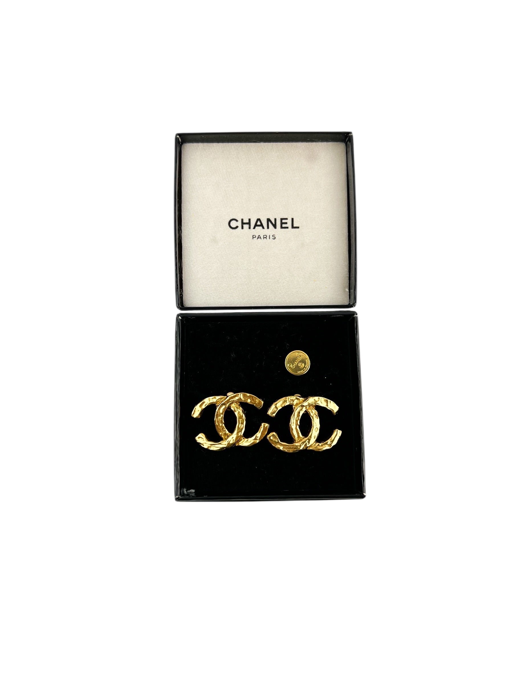 chanel-24k-gold-cc-logo-vintage-clip-on-earrings-1